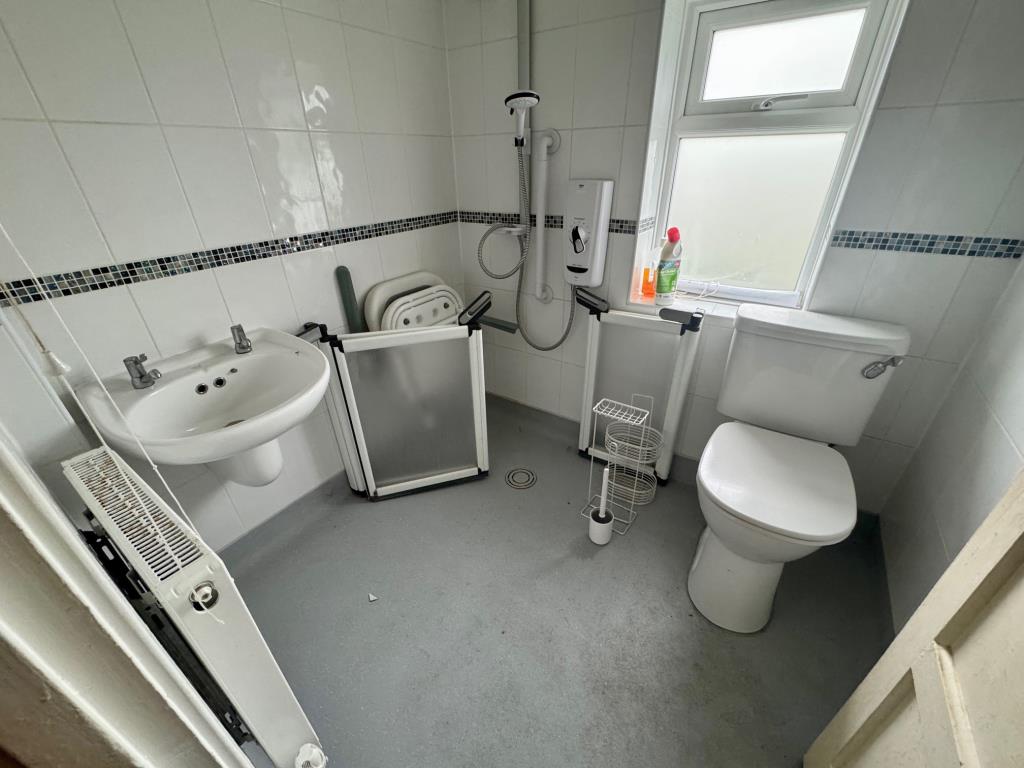 Lot: 159 - MID-TERRACE HOUSE FOR IMPROVEMENT - Wetroom